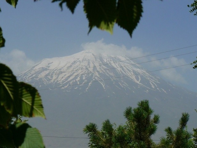 Ararat to największa atrakcja turecko-irańsko-armeńskiego pogranicza. Oprócz turystów przyciąga poszukiwaczy Arki Noego i alpinistów.
