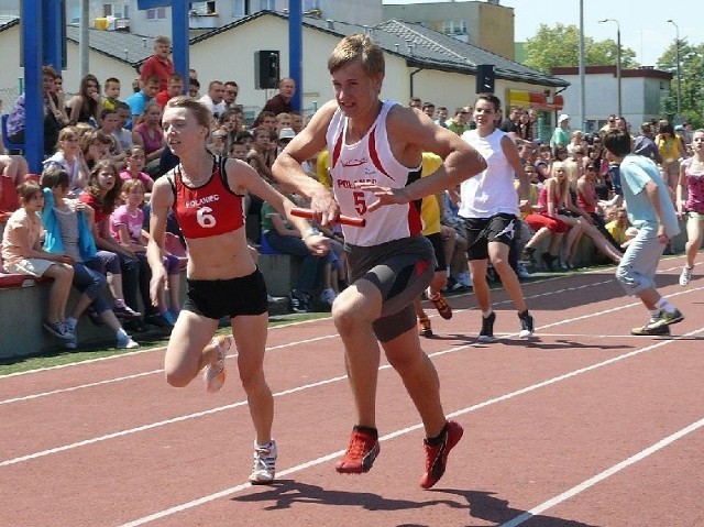 Zawodnicy z Połańca byli bezkonkurencyjni w lekkoatletyce. Na zdjęciu fragment sztafety 6x200 metrów, którą wygrali gospodarze.