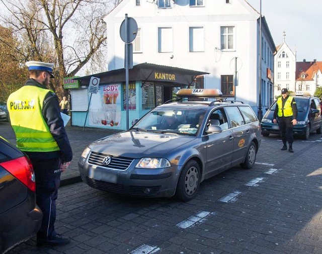 Zielonogórscy policjanci po raz kolejny pojawili się w okolicach postojów taxi. Mundurowi kontrolują kierujących taksówkami pod kątem różnych nieprawidłowości związanych z wykonywaniem transportu drogowego osób. Przez cały poniedziałek (21 listopada) patrole ruchu drogowego prowadzą działania ,,TAXI”, podczas których zwracają uwagę na przestępstwa i wykroczenia drogowe oraz inne naruszenia w transporcie drogowym popełniane przez kierujących taksówkami. Podczas prowadzonych działań mundurowi sprawdzają między innymi stan trzeźwości kierujących, licencje, jak również wymagane wyposażenie kontrolowanych pojazdów. Zwracają też uwagę na oznaczenia pojazdów, dodatkowe oświetlenie i badania techniczne. Przez cały dzień mundurowi mają za zadanie eliminowanie wykroczeń w ruchu drogowym popełnianych przez kierujących taksówkami, a w szczególności przekraczanie dozwolonej prędkości, nieużywanie pasów bezpieczeństwa przez pasażerów bądź taksówkarzy nie przewożących pasażerów. Patrole zwracają uwagę również na nieprawidłowe wyprzedzanie, przejeżdżanie na czerwonym świetle czy przewożenie większej liczby osób niż wskazana w dowodzie rejestracyjnym. 