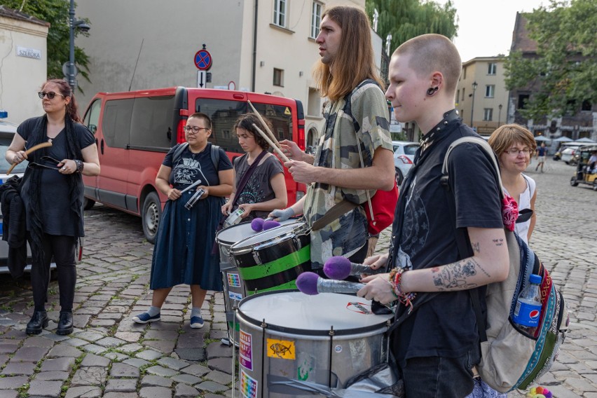 Kraków. Pikieta środowisk proaborcyjnych pod komisariatem policji na ul. Szerokiej