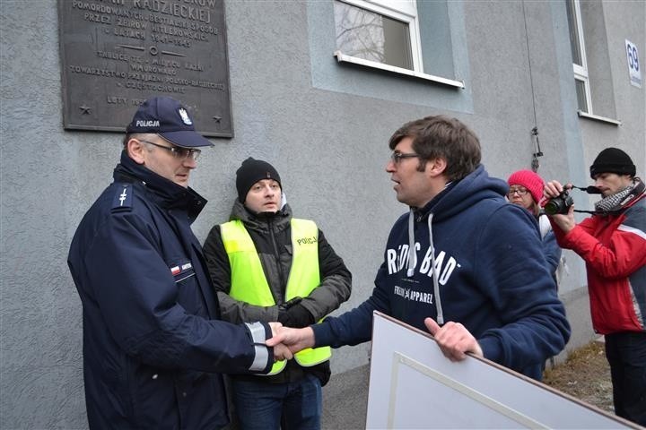 Częstochowa: Poseł Jaskóła przepychał się z policją, która broniła tablicy z sierpem i młotem