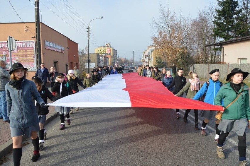 Harcerki niosły wielką, biało - czerwoną flagę. Na miejscu...