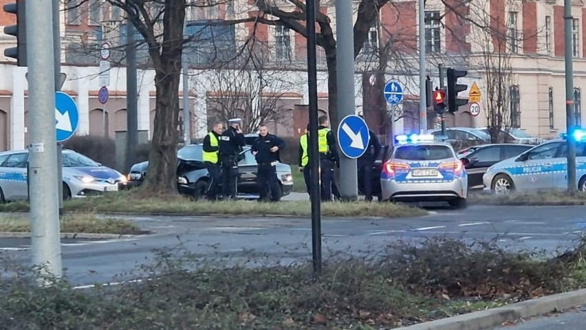 Auto na drzewie na Alejach Trzech Wieszczów w Krakowie. Kierowca uciekł