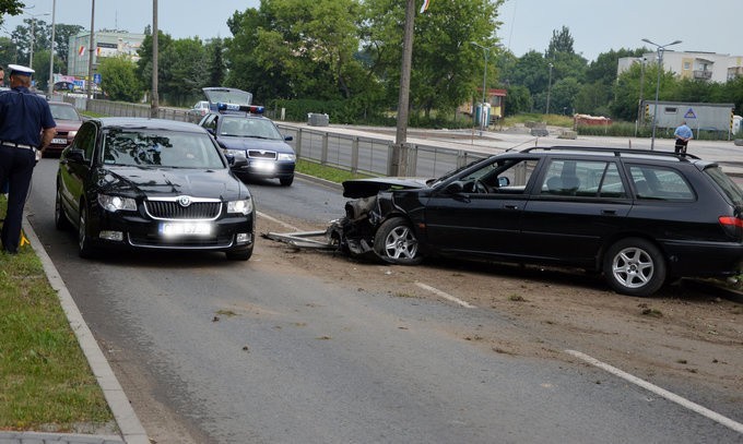 Groźny wpadek w Inowrocławiu. Samochód do kasacji