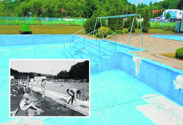 Niecka basenu dziś jest zaniedbana i wymaga remontu. W latach 90.  basen był ulubioną letnią atrakcją Sądeczan. Zdjęcie archiwalne Janusz Miczek/ Twój Sącz