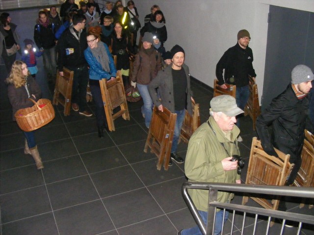Protestujący na poznańskim dworcu przynieśli ze sobą  krzesła z Centrum Kultury Zamek oraz   kierunkowskazy  niczym z trasy turystycznej. Część z nich zamieniła się w tragarzy.