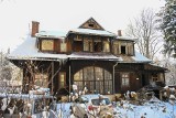 Zakopane. Policja bada przyczyny pożaru willi "Skaut". Konserwator zabytków ocenił straty [ZDJĘCIA]