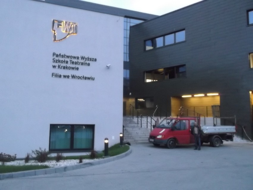 Wrocław: Trzy lata po otwarciu sypie się siedziba szkoły teatralnej (ZDJĘCIA)