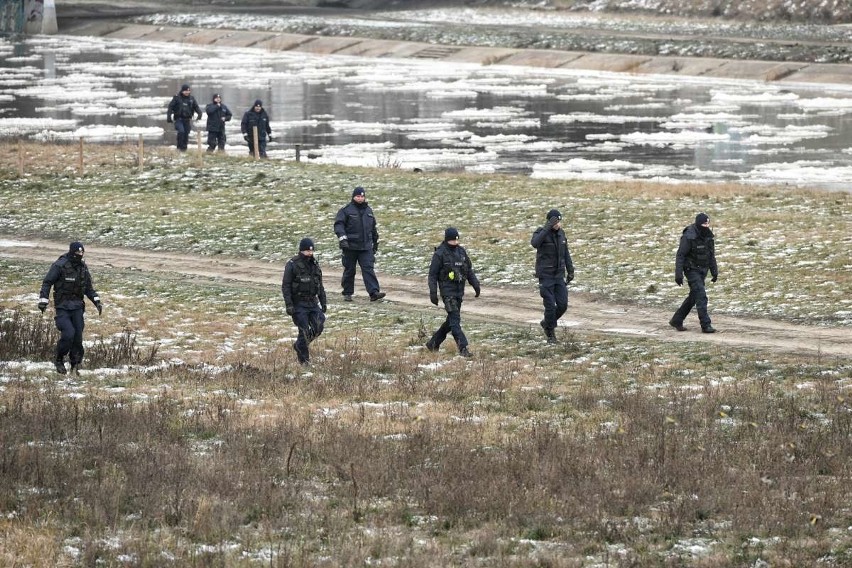 Policjanci na koniach, psy tropiące, drony i funkcjonariusze...