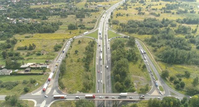 To właśnie na tym wiadukcie, na ulicy Lenartowicza muszą zawracać ciężarówki, które chcą dotrzeć do terenów inwestycyjnych w Sosnowcu. To blokuje ruch, powoduje kolizje.