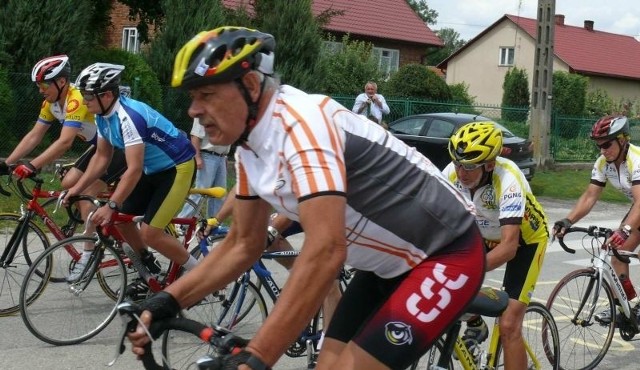 Start grupy kolarzy powyżej 60 lat. Na pierwszym planie Stanisław Szymański z Buska Zdroju.