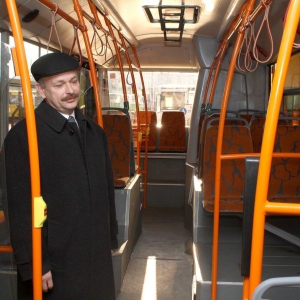 Zbigniew Śledź dyrektor w Miejskim Przedsiębiorstwie Komunikacji w Kielcach pokazywał nam we wtorek nowe autobusy firmy.