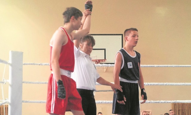 Karol Garwoliński (z lewej) po wygranej w półfinałowej walce w wadze 52 kilogramy, podczas turnieju w Lublinie.