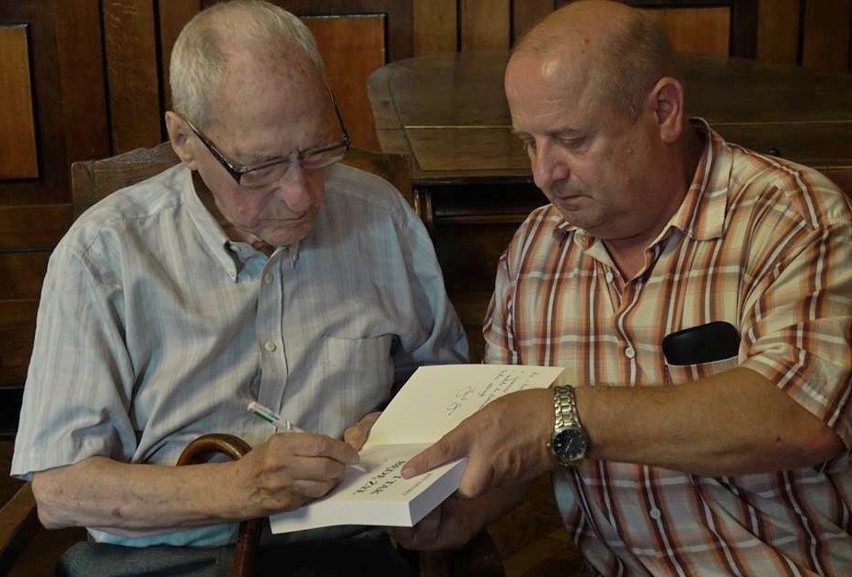 Stanisław Szuro (od lewej) w trakcie składania autografu