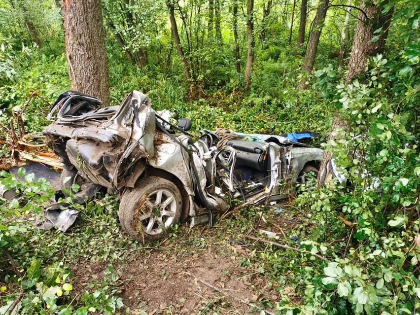 Tragiczny wypadek w Osieku. Auto wjechało w drzewo. Jedna osoba nie żyje, dwie zostały ranne 