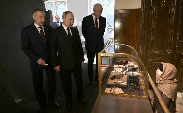 Władimir Putin w muzeum poświęconym obronie Leningradu w czasie II wojny światowej.