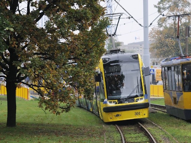 Dwukierunkowe tramwaje mają dotrzeć do zajezdni przy ul. Sienkiewicza w Toruniu do końca września 2015 r.