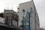 Mural w Sosnowcu: linoskoczek idzie po linie między kamienicami. To nowy mural w mieście