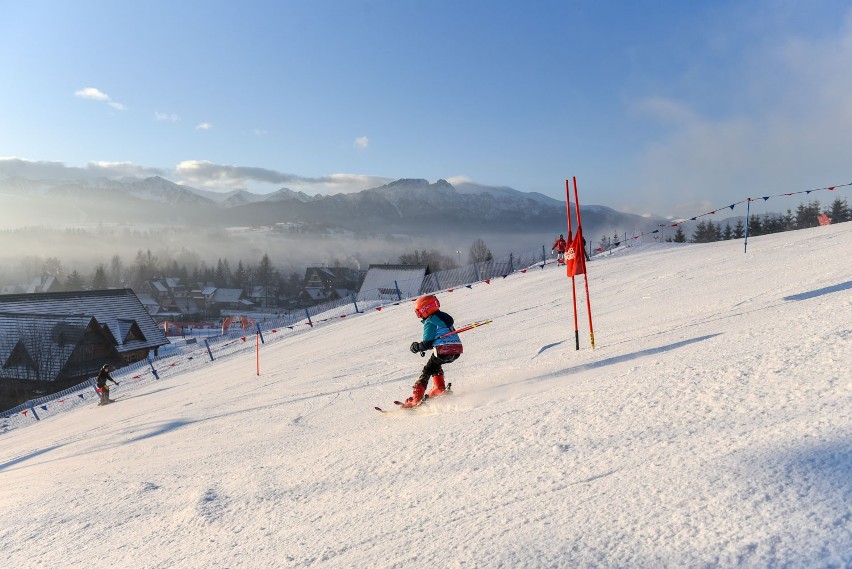 Zakopane. Mali i duzi ścigali się na stoku narciarskim o Puchar Zakopanego Amatorów 