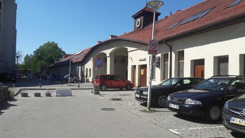 Zaparkować można tylko na wydzielonych miejscach na parkingu...