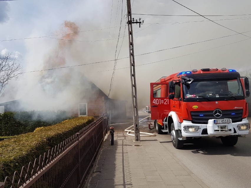 Augustów: Strażacy walczyli z pożarem domu jednorodzinnego na ulicy Rajgrodzkiej. Nie udało uratować się mieszkania (zdjęcia)