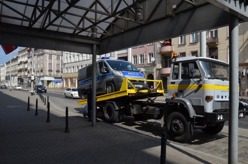 Wrocław: Policyjny radiowóz trafił na lawetę (ZDJĘCIA)