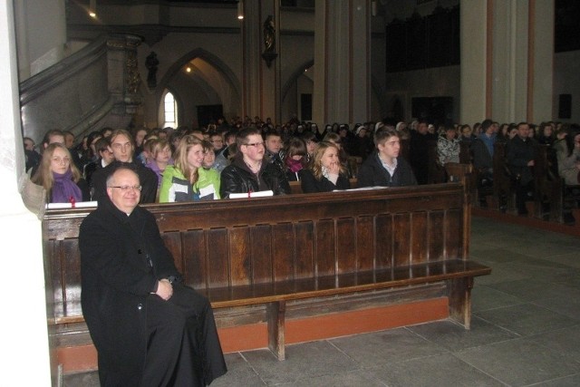 Młodzież z rejonu opolskiego diecezji wypełniła ławki w katedrze. Z przodu biskup Andrzej Czaja.