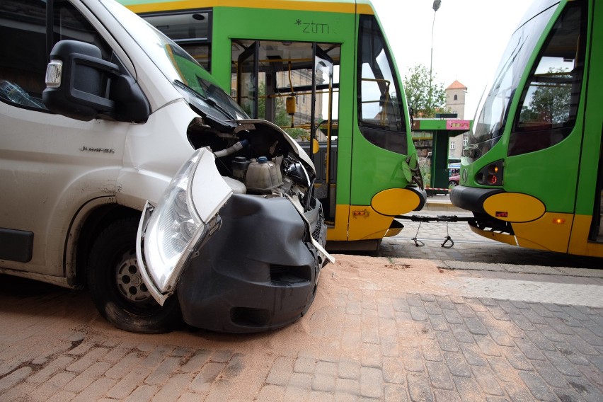 Na Rondzie Rataje doszło do zderzenia tramwaju i samochodu...