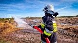 Strażacy znów gasili pożar słomy w Dymitrowie Dużym. Dokładnie przelali wodą pogorzelisko (ZDJĘCIA)