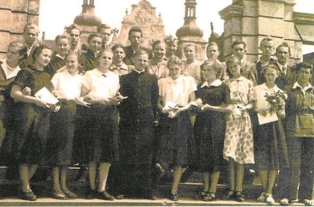 Klasa maturalna z 1954 r. Pierwsza z lewej Maria Lubik z Poznania, pierwszy z prawej Stanisław Popielewski z Rojewa.