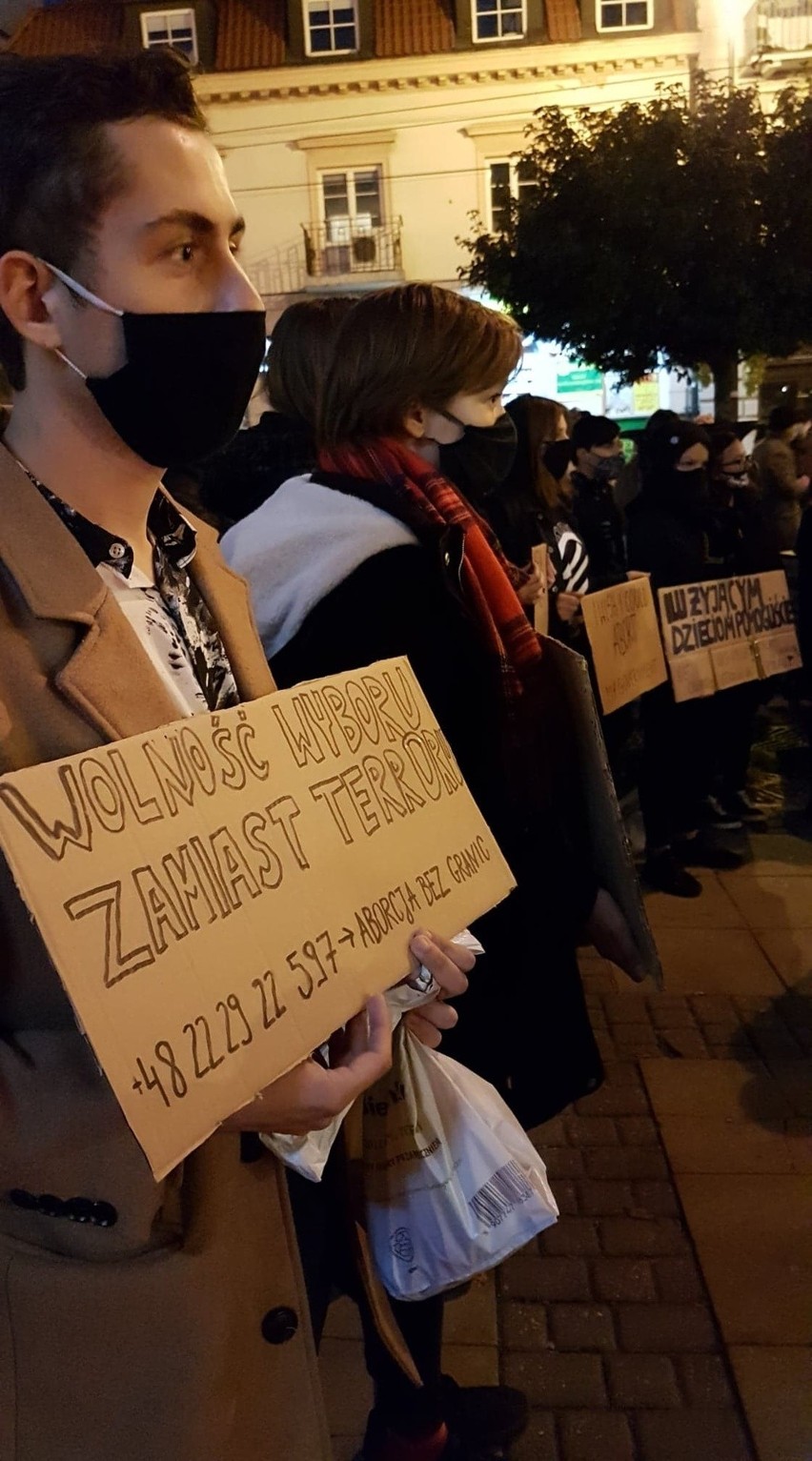 „Pogrzeb'' praw kobiet pod siedzibą PIS w Lublinie. Pojawił się tłum ludzi