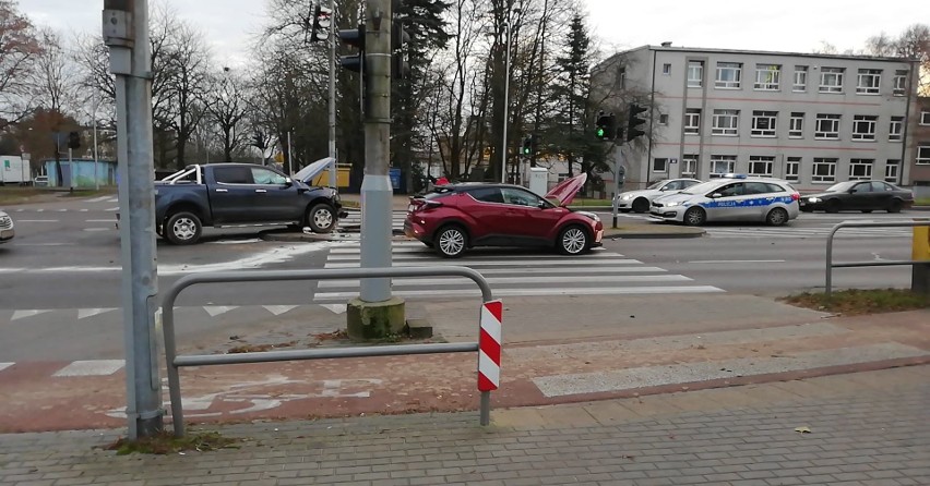 W Słupsku 79-letni kierowca toyoty wjechał na czerwonym...