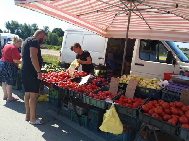 W słoneczny czwartek, 29 lipca, na targowisku w Kobylinie pod Grójcem było dużo kupujących.