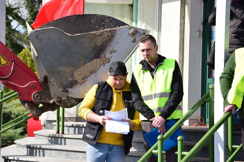Protest rolników przed urzędem w Żninie odbył się 19 marca...