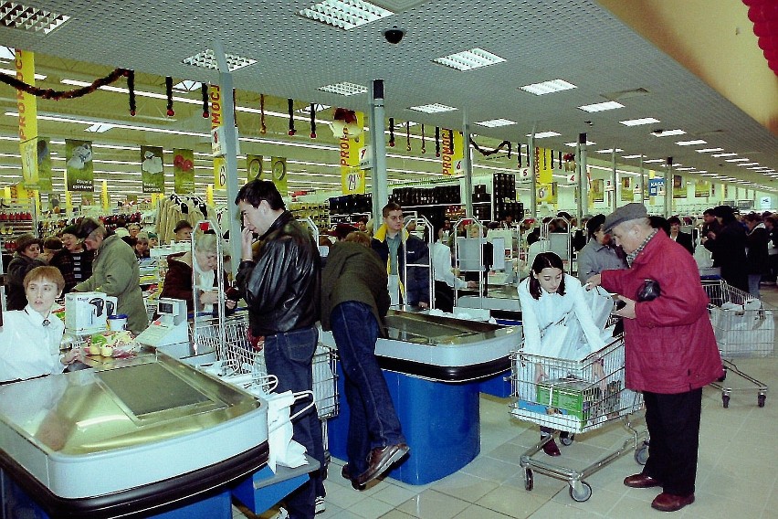 Pierwszy hipermarket otwarto w listopadzie 1997 roku