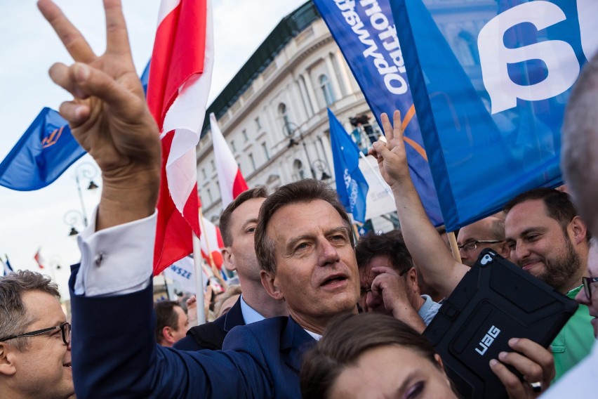 Łańcuch Światła w Warszawie [ZDJĘCIA] Demonstracja przed Pałacem Prezydenckim i marsz przed Sejm