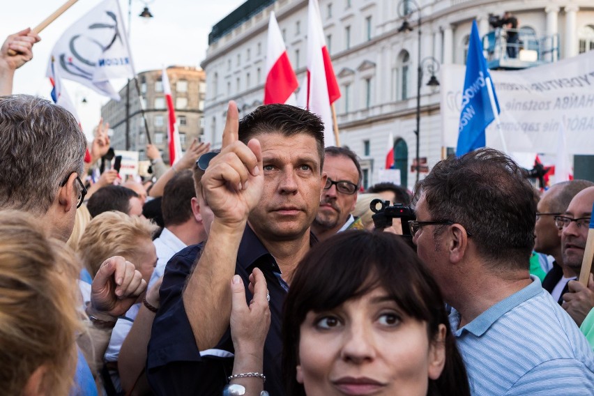 Łańcuch Światła w Warszawie [ZDJĘCIA] Demonstracja przed Pałacem Prezydenckim i marsz przed Sejm