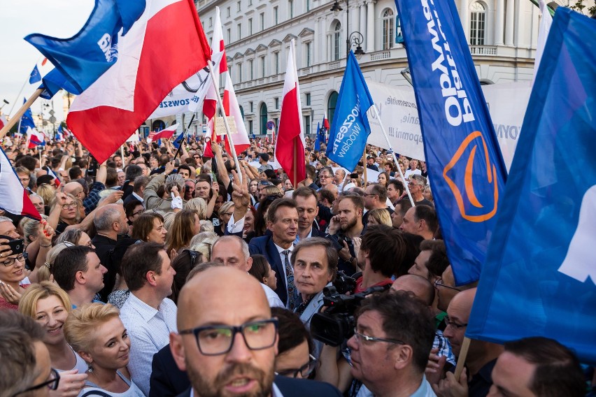 Łańcuch Światła w Warszawie [ZDJĘCIA] Demonstracja przed Pałacem Prezydenckim i marsz przed Sejm