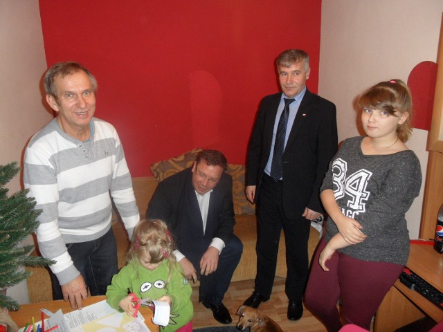 Z Piotrem Czyżem i dziewczynkami spotkali się wiceminister sprawiedliwości Michał Wójcik i wicewojewoda Mariusz Trepka