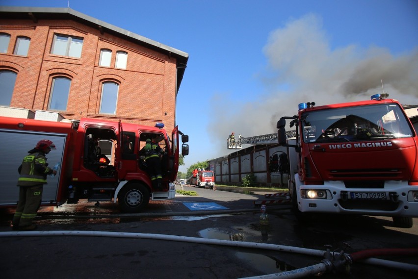 W akcji ugaszania pożaru w Chorzowie uczestniczyły 44...