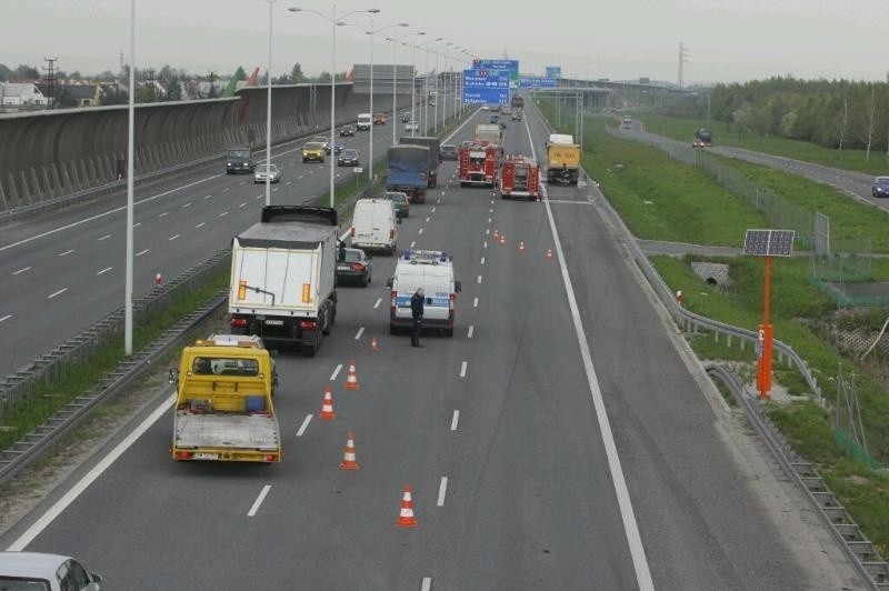 Wrocław: Pożar ciężarówki na AOW i utrudniony przejazd (ZDJĘCIA)