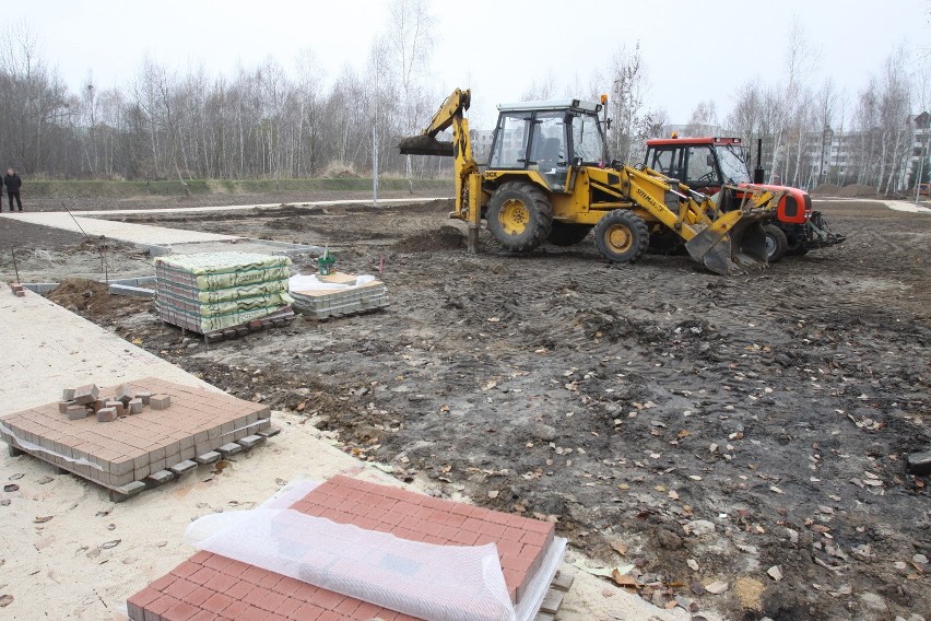 Nowy skwer powstaje na Radogoszczu. Przy Łososiowej znajdzie się plac zabaw i siłownia [ZDJĘCIA]