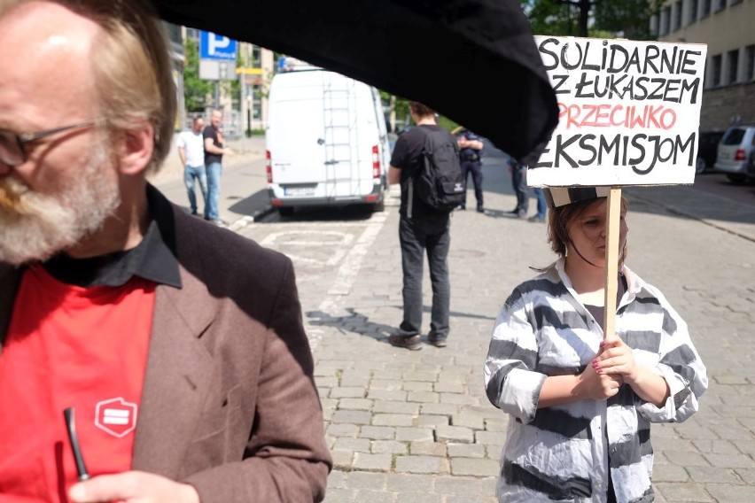 Poznań: Demonstracja przed bramą aresztu przy ul. Młyńskiej