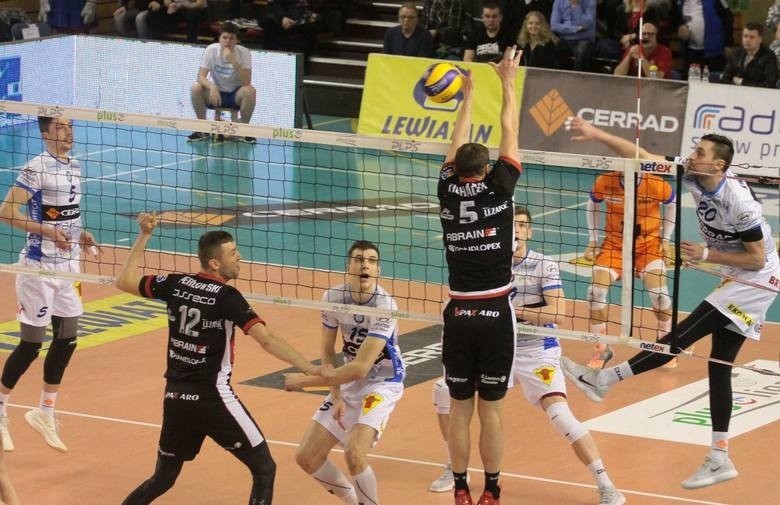 Asseco Resovia przegrywa w Radomiu z Cerrad Carnymi 0:3. Słaby mecz naszej drużyny. Dobra gra i zasłużona radość gospodarzy