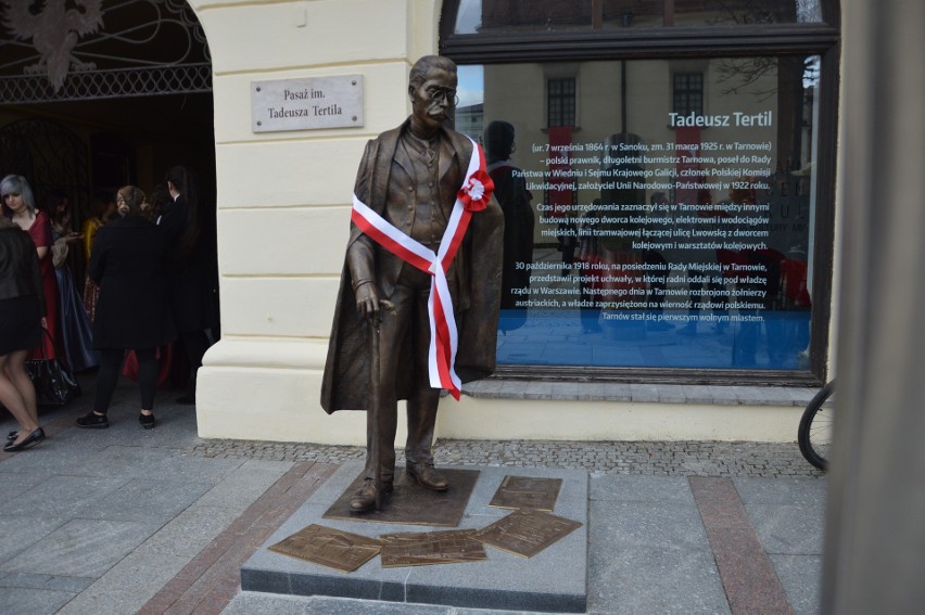 Na tarnowskim rynku odsłonięto pomnik Tadeusza Tertila [ZDJĘCIA]