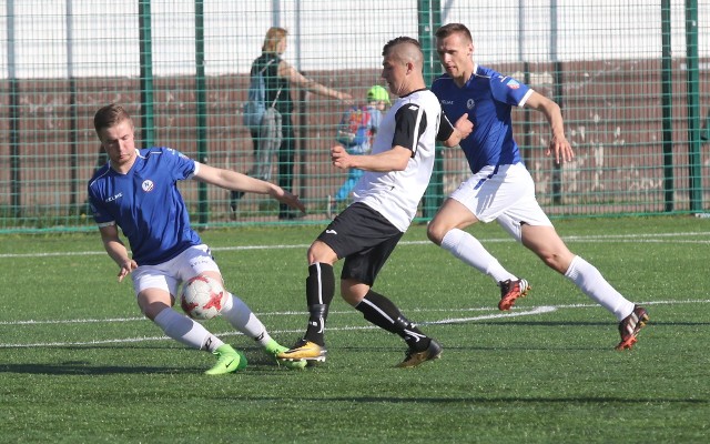 Do zwycięstwa Nidy Pińczów z GKS Nowiny mocno przyczynił się Krystian Sornat (w środku). Strzelił gola na 2:0.