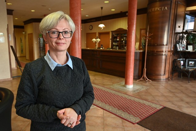 Marzena Antoniuk, kierownik w Hotelu Basztowym w Sandomierzu, mówi, że goście rozpoznają hotelowe wnętrza z ujęć pokazywanych w serialu Ojciec Mateusz.