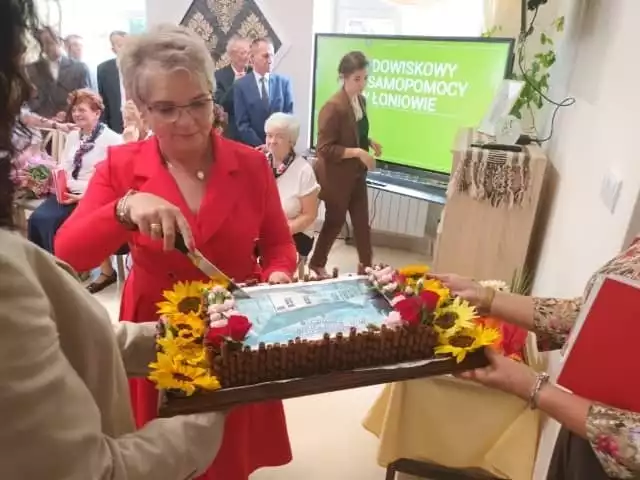 Na symboliczny tort zaprosiła Agnieszka Czarnecka, kierownik Środowiskowego Domu Samopomocy w Łoniowie.