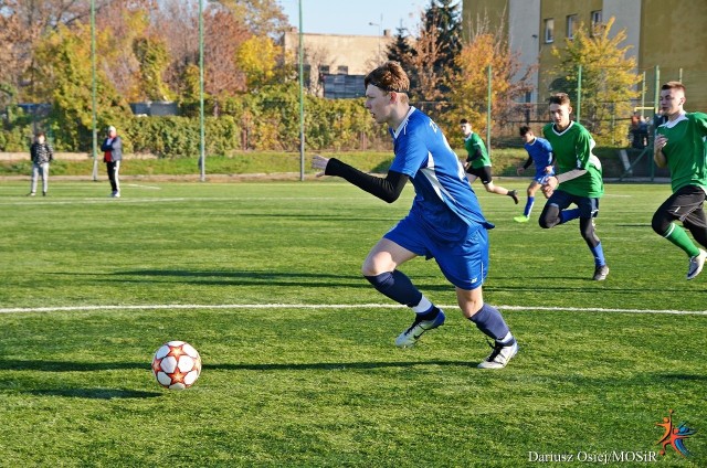 “Budowlanka” (w niebieskich strojach) wygrała w Radomskiej Olimpiadzie Młodzieży w piłce nożnej.