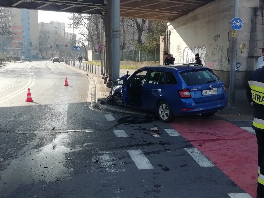 Groźny wypadek w centrum Wrocławia. Jedna osoba ranna